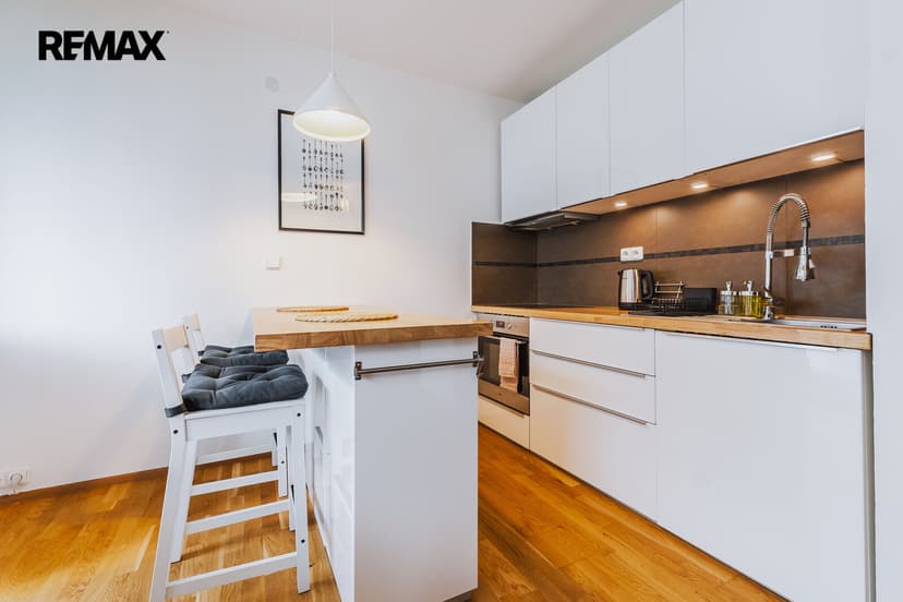 Pronájem bytu 1+kk, 35 m2, Praha
