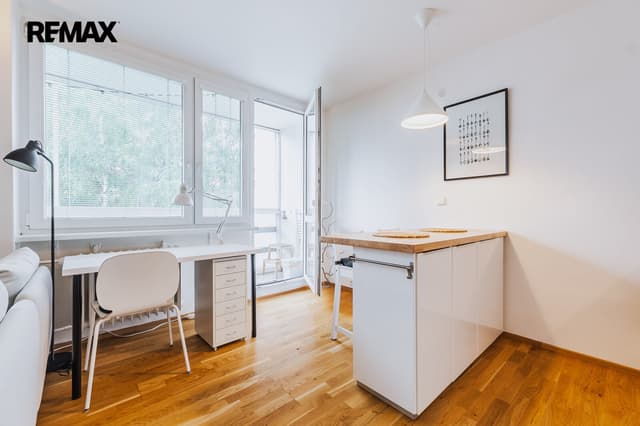 Pronájem bytu 1+kk, 35 m2, Praha